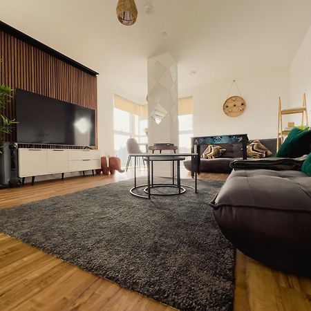 Manchester'S Luxurious 2-Bed Haven With Balcony - Canal Views & Proximity To Manchester United Exterior foto