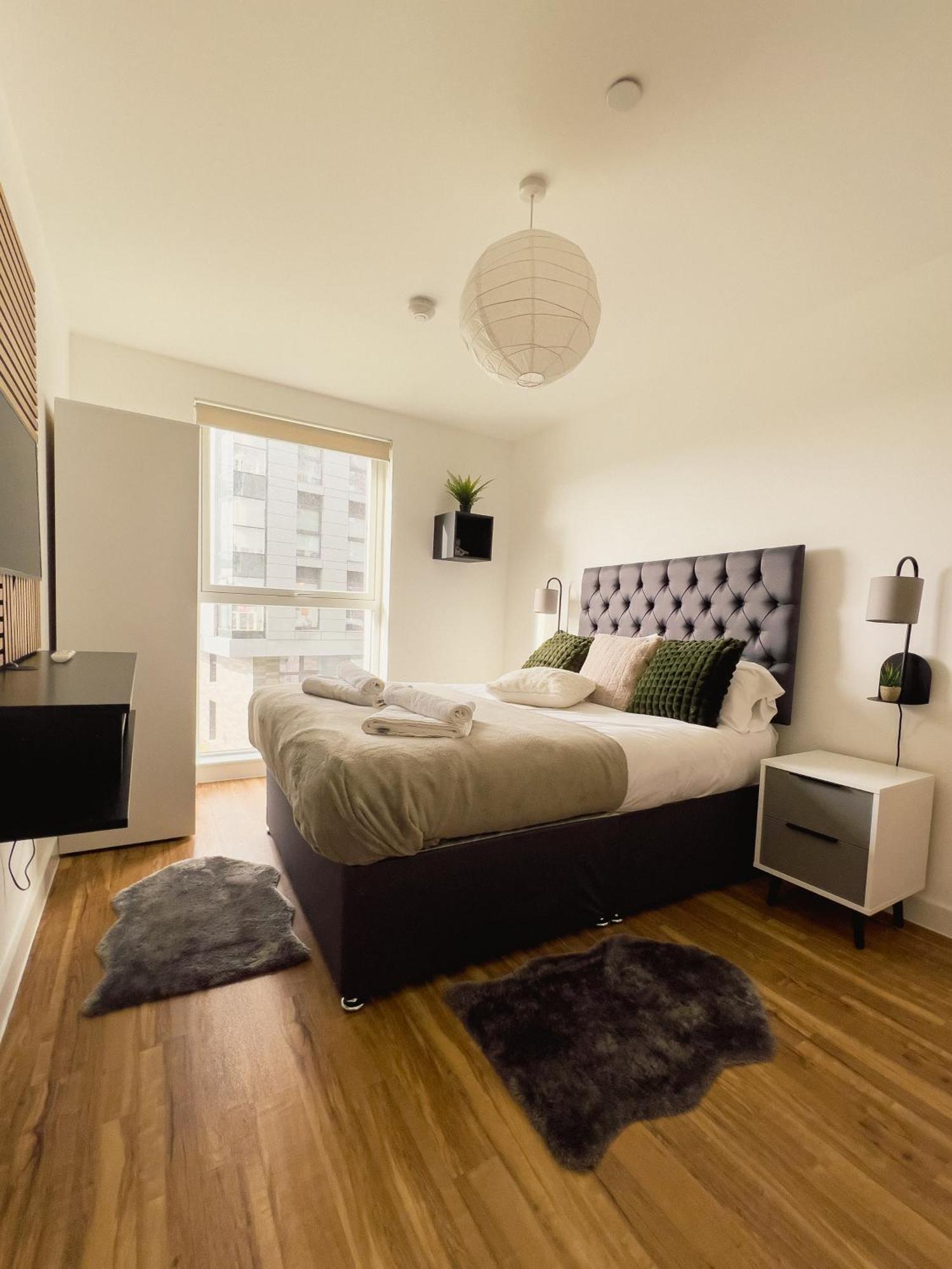 Manchester'S Luxurious 2-Bed Haven With Balcony - Canal Views & Proximity To Manchester United Exterior foto