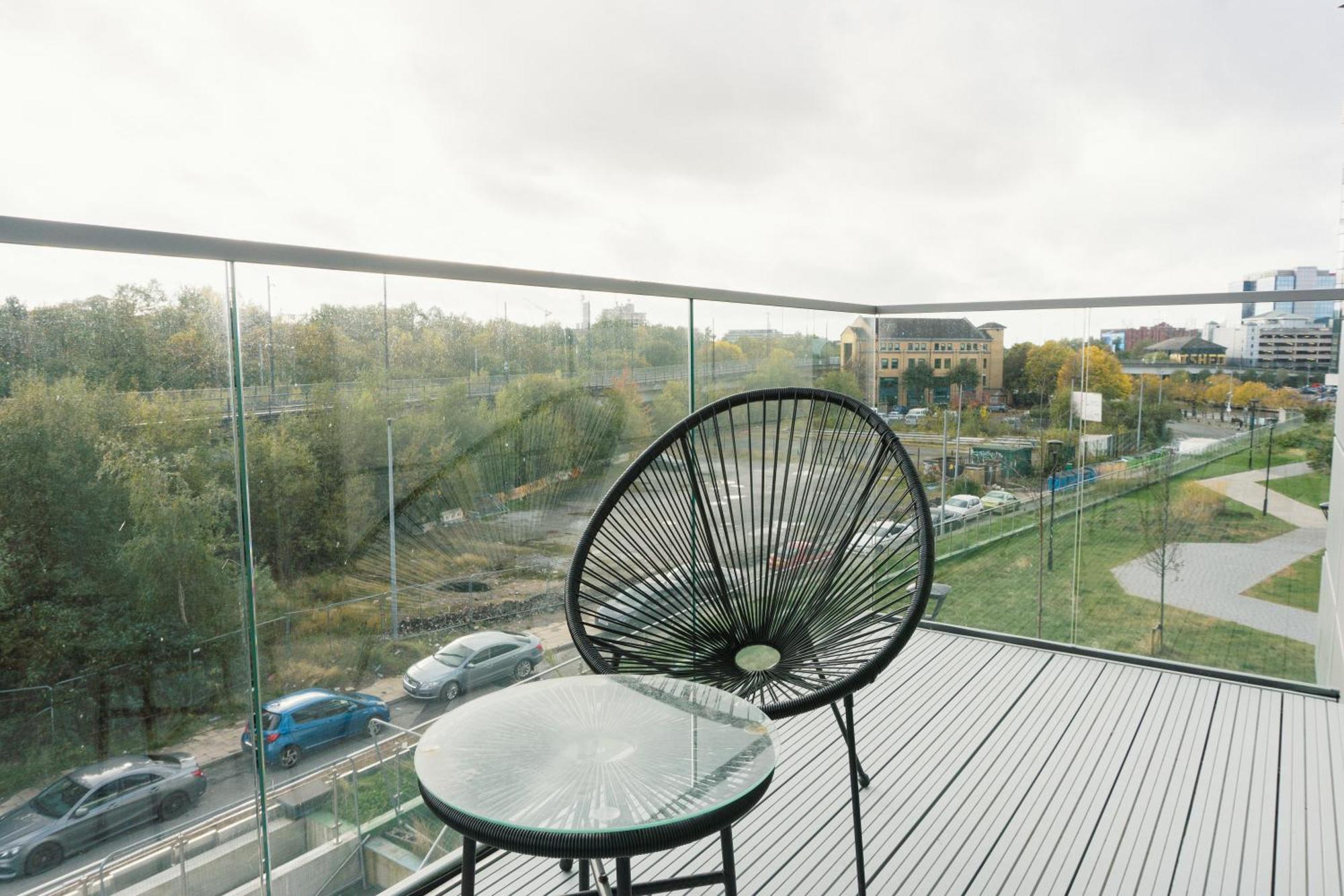 Manchester'S Luxurious 2-Bed Haven With Balcony - Canal Views & Proximity To Manchester United Exterior foto