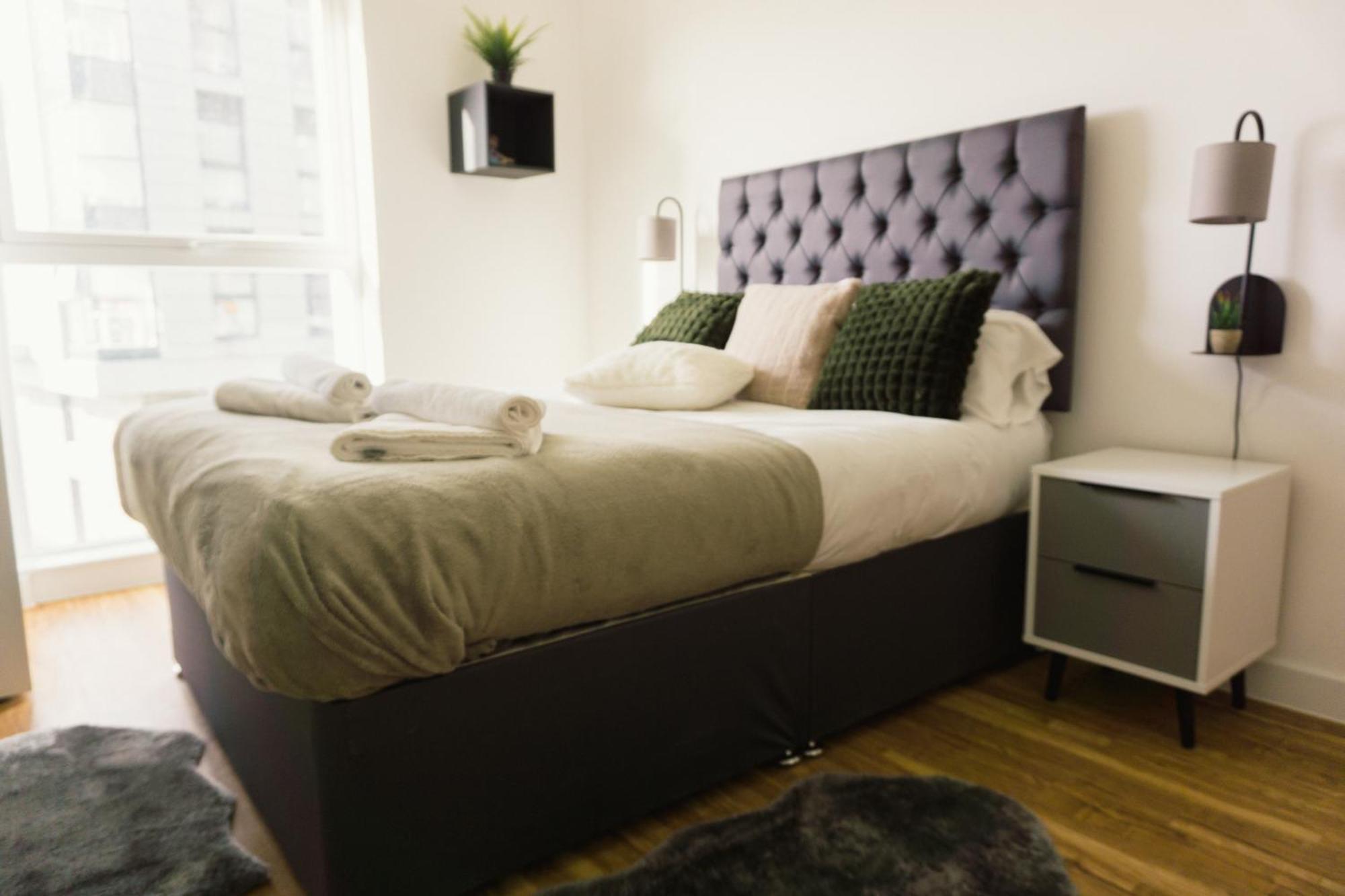 Manchester'S Luxurious 2-Bed Haven With Balcony - Canal Views & Proximity To Manchester United Exterior foto