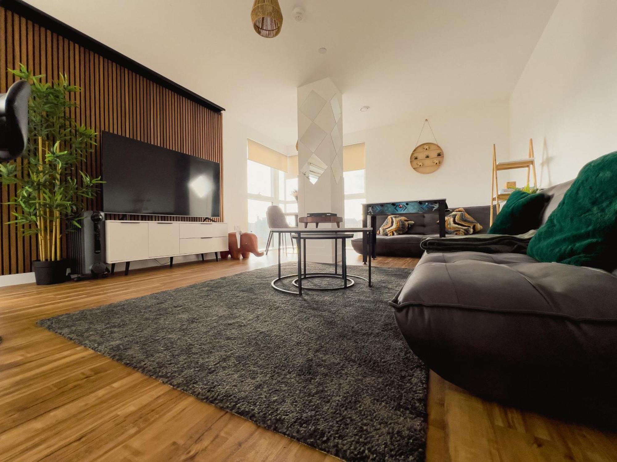 Manchester'S Luxurious 2-Bed Haven With Balcony - Canal Views & Proximity To Manchester United Exterior foto