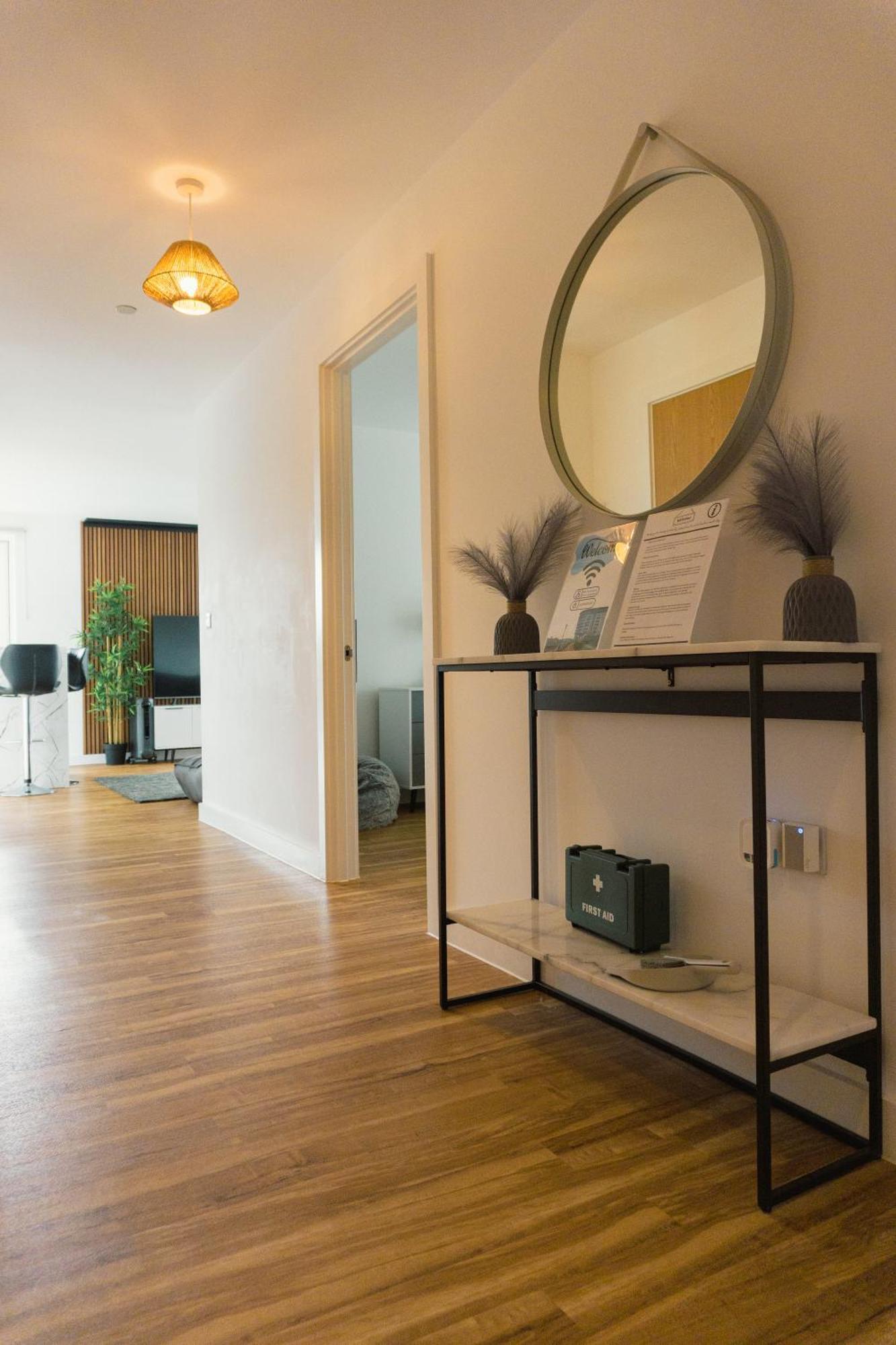 Manchester'S Luxurious 2-Bed Haven With Balcony - Canal Views & Proximity To Manchester United Exterior foto