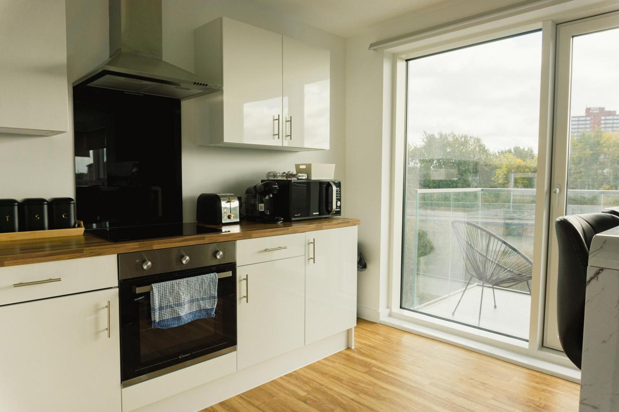 Manchester'S Luxurious 2-Bed Haven With Balcony - Canal Views & Proximity To Manchester United Exterior foto