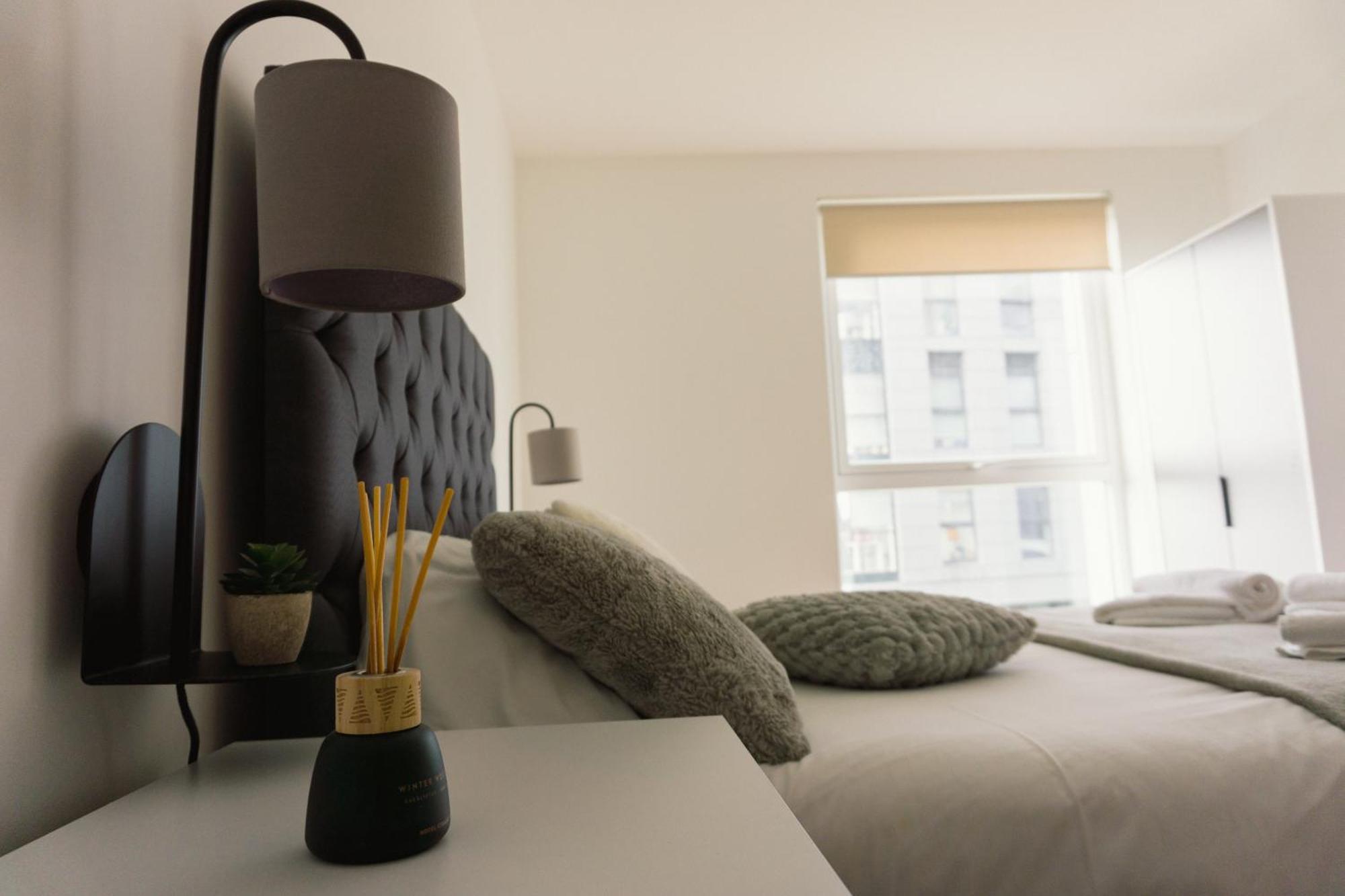 Manchester'S Luxurious 2-Bed Haven With Balcony - Canal Views & Proximity To Manchester United Exterior foto