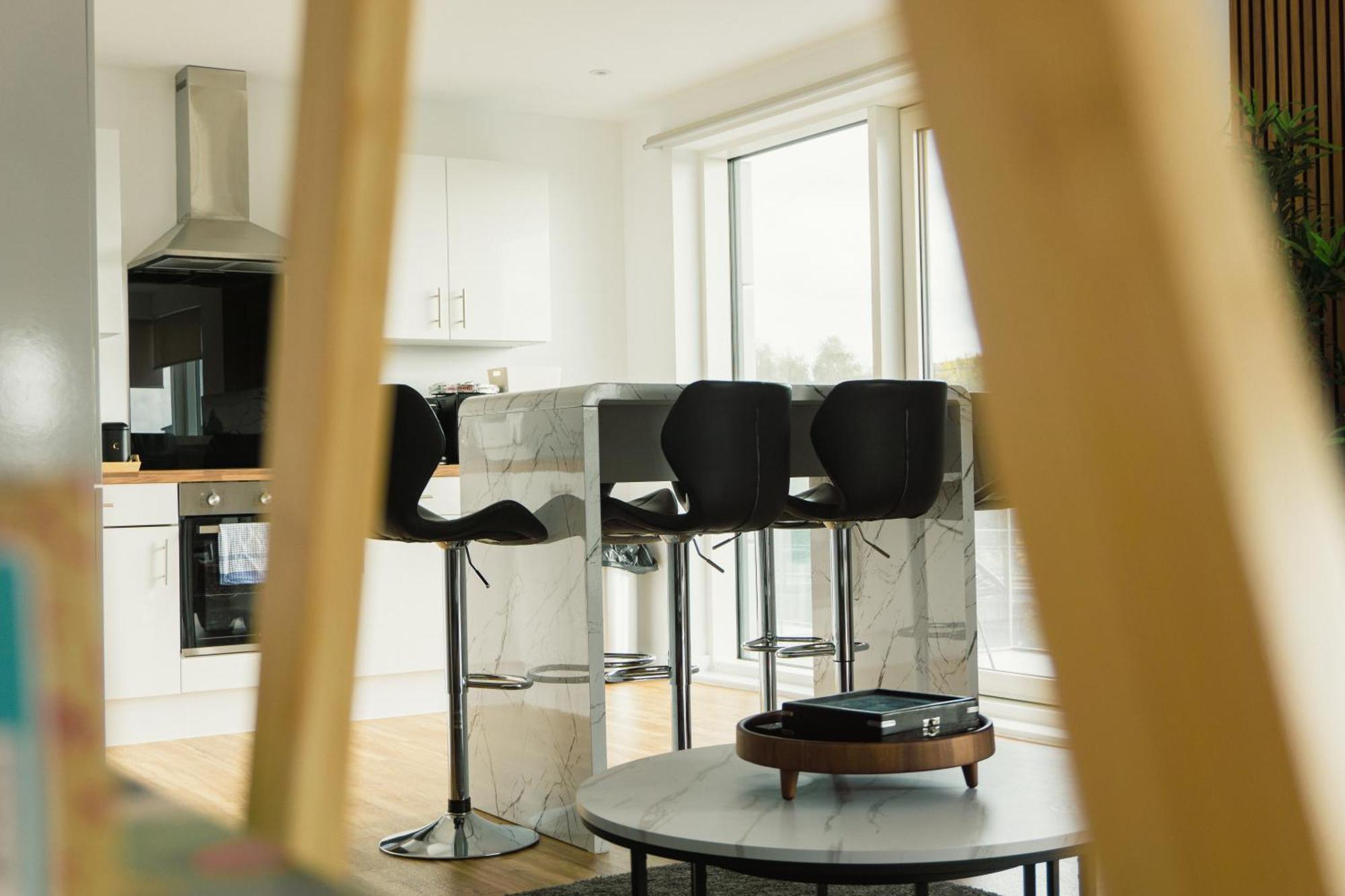 Manchester'S Luxurious 2-Bed Haven With Balcony - Canal Views & Proximity To Manchester United Exterior foto