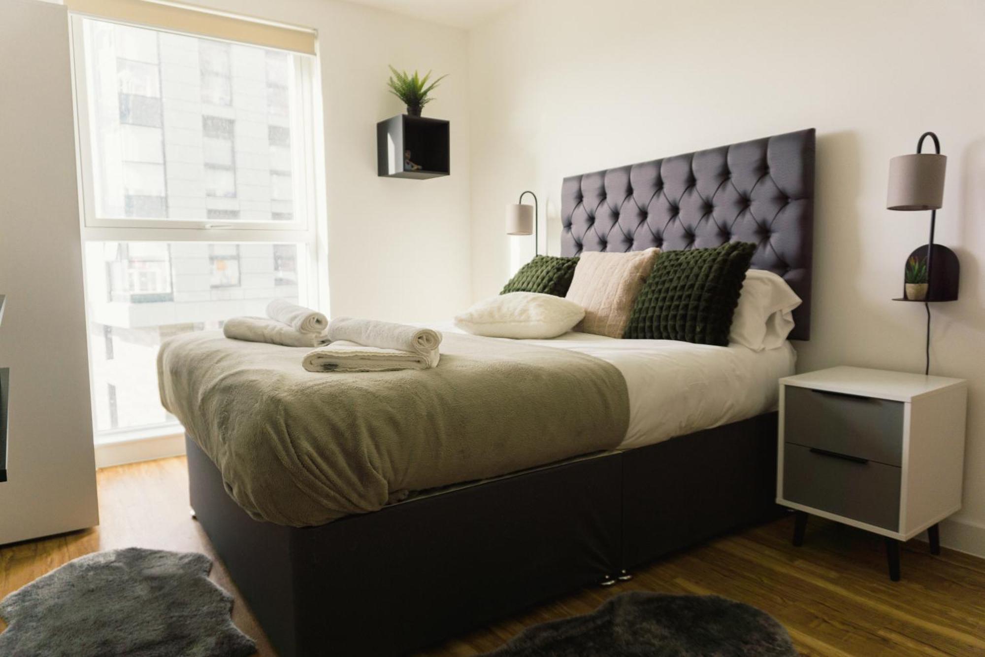 Manchester'S Luxurious 2-Bed Haven With Balcony - Canal Views & Proximity To Manchester United Exterior foto