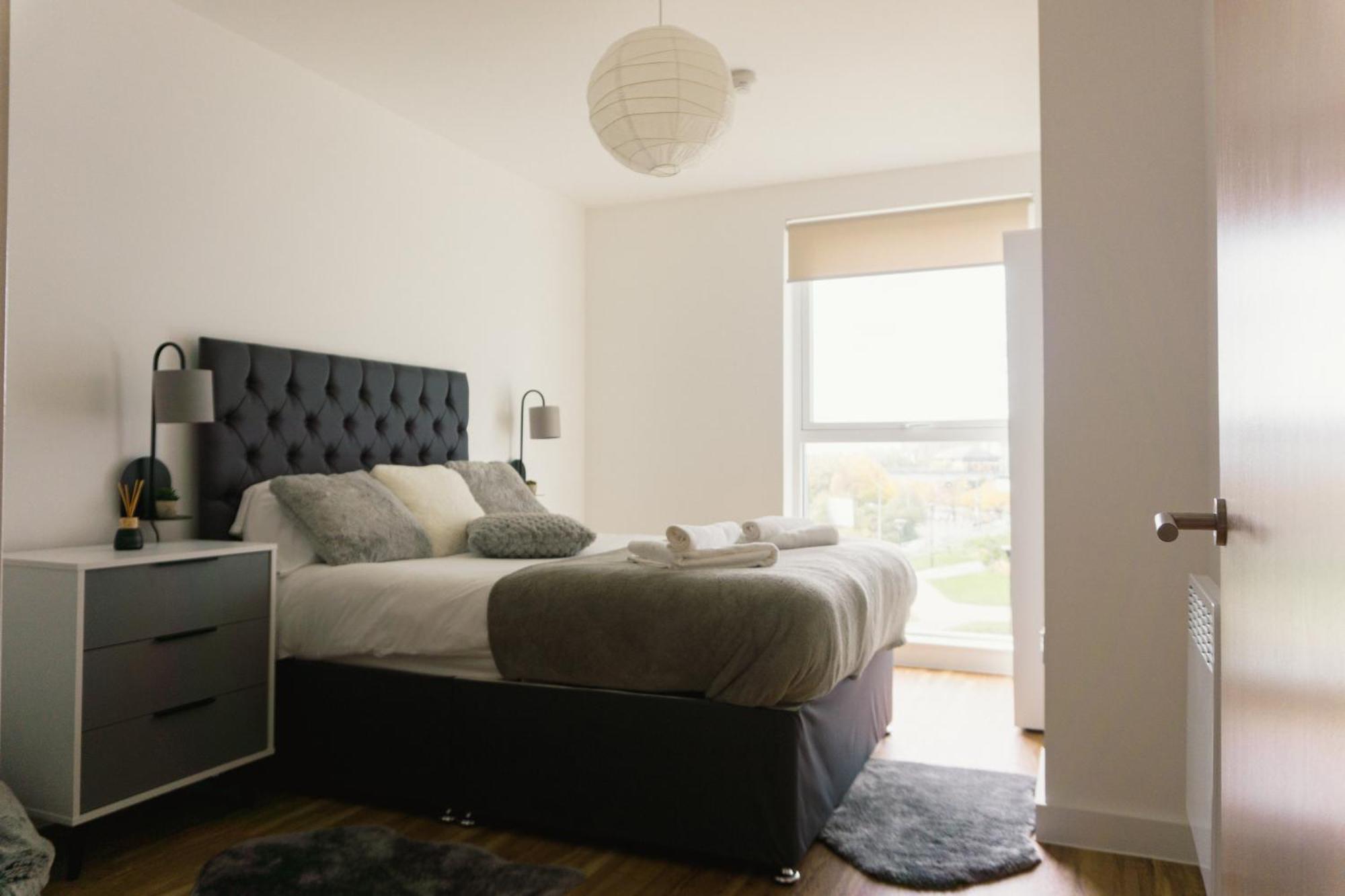 Manchester'S Luxurious 2-Bed Haven With Balcony - Canal Views & Proximity To Manchester United Exterior foto